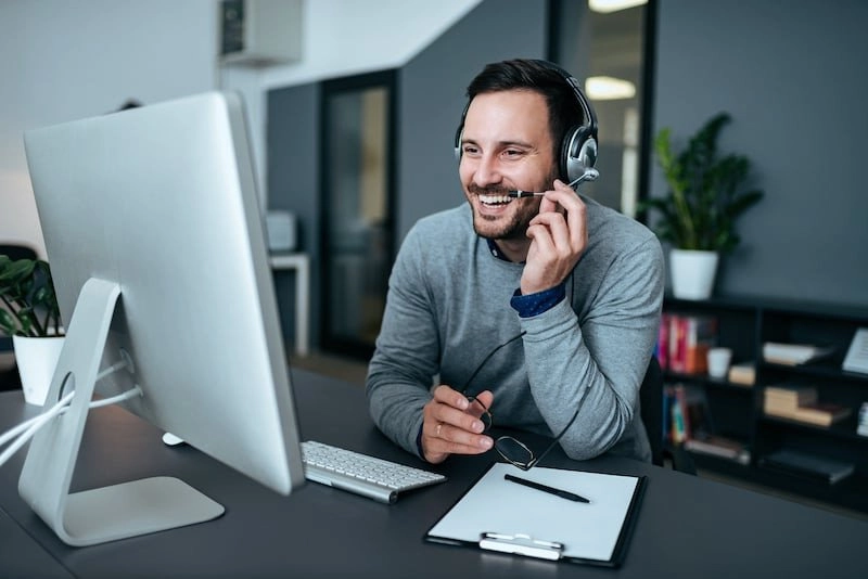 AdobeStock_231775261-copy customer support